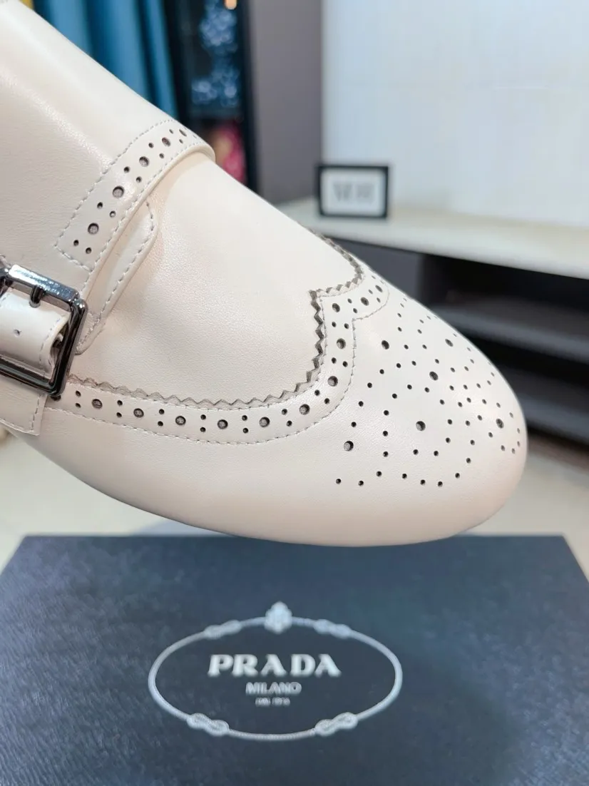 Men's shoes 💰560🌸🌸Men's shoes 💰prada/Prada New men's spliced ​​casual sports shoes. These sports shoes use exquisite stitching technology to outline a unique geometric texture, and contemporary lines and details reinterpret the classic sports style. The upper is made of ultra-official material, and the inner foot pad is made of cow leather. It is light and breathable, practical and versatile, and the outsole has a laser logo to create a comfortable wearing experience. Comes with full set of original packaging dust bag! Size: 38-44 (45 customized)